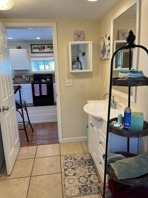 Cheerful Pet-Friendly Bungalow Right In Town มองโทรส ภายนอก รูปภาพ